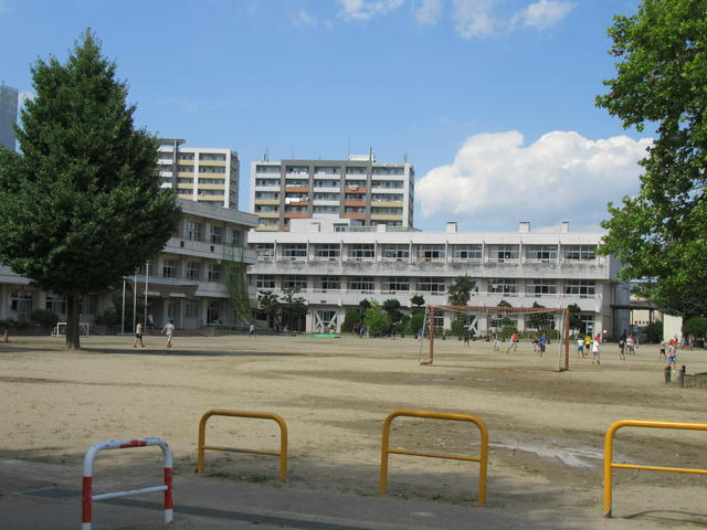 【アレグレスＤ棟の小学校】