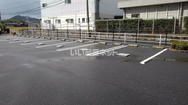 【北九州市小倉南区長野本町のマンションの駐車場】