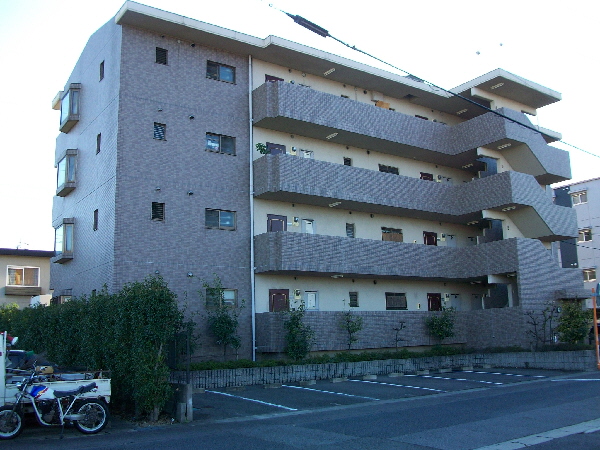 岩倉市大山寺町のマンションの建物外観