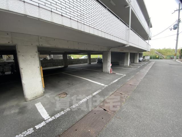 【宇治市莵道のマンションの駐車場】