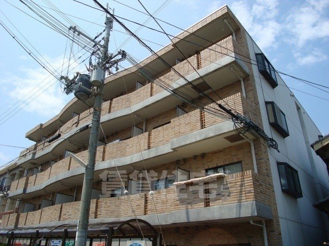 【堺市堺区南三国ヶ丘町のマンションの建物外観】