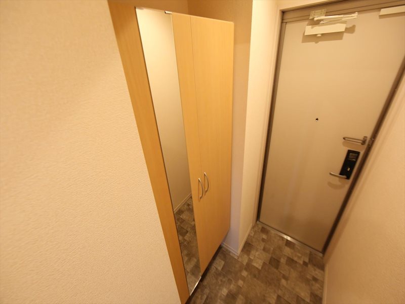玄関　玄関　シューズボックス　姿見鏡付き（収納充実してます）