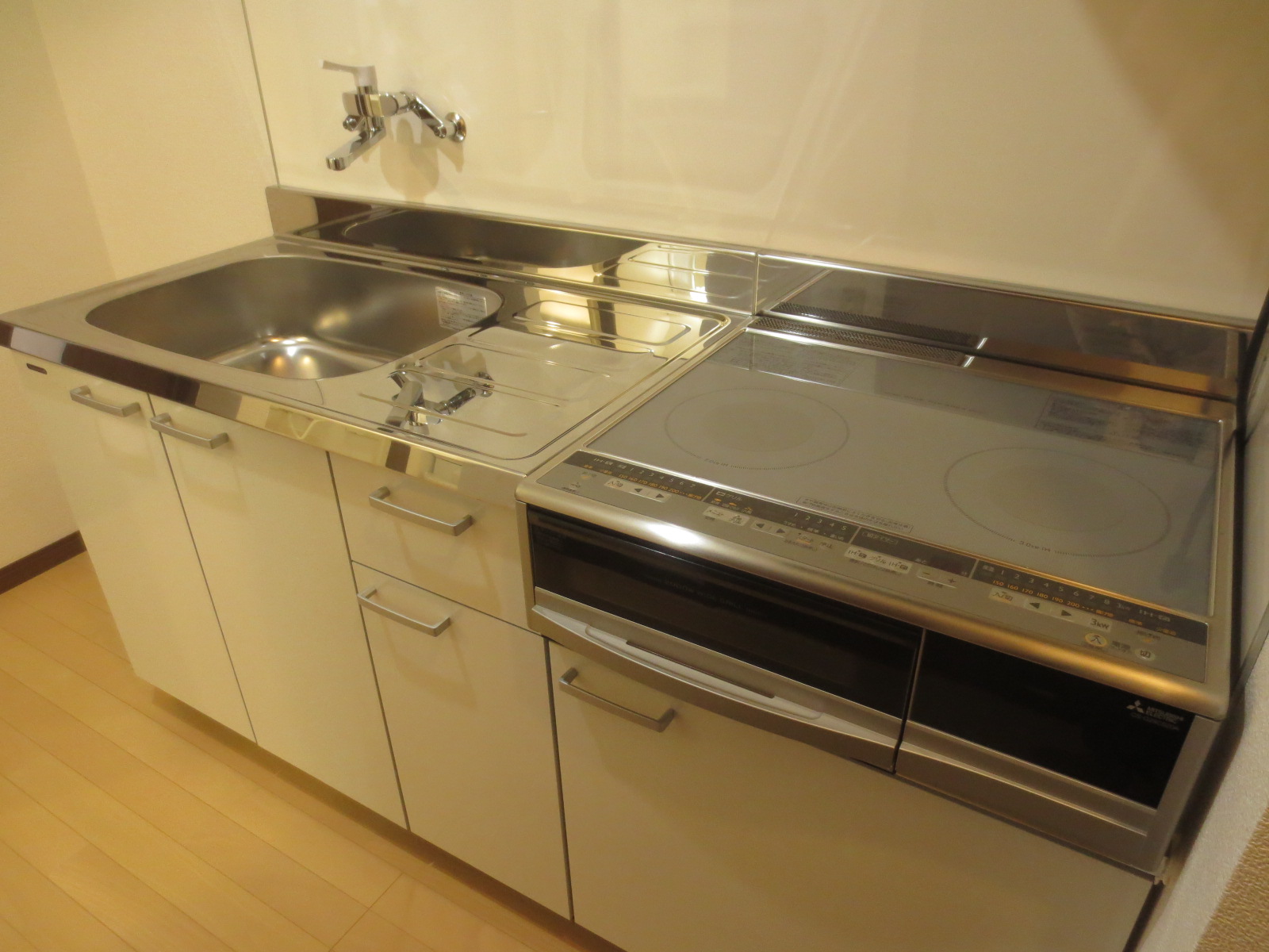 キッチン　２口IH付きのキッチンで自炊も捗ります！