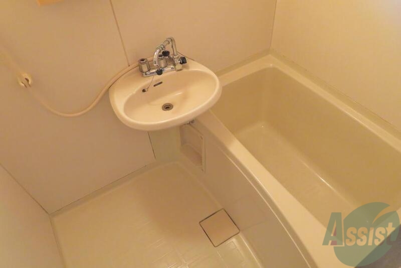 バス・シャワールーム　お風呂とトイレは別です。白をベースとした綺麗なお風呂ですね。