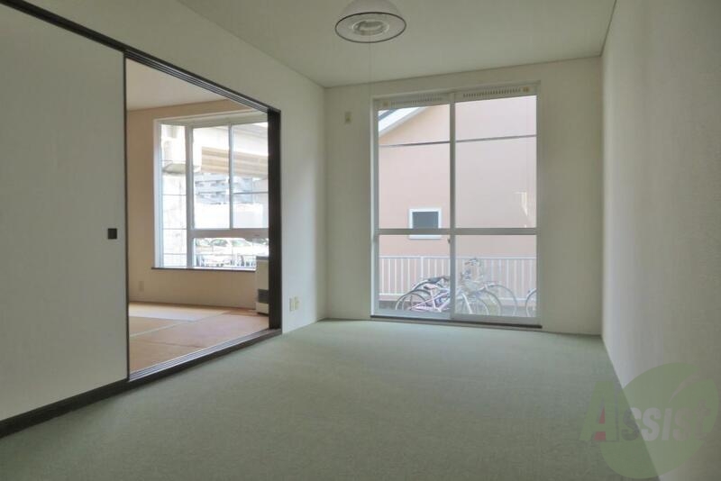 居室・リビング　７．５帖の洋室はこんな感じです～。窓から光が差し込みます。