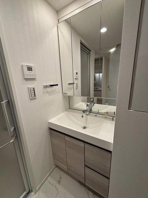 洗面設備　収納豊富な三面鏡の独立洗面台