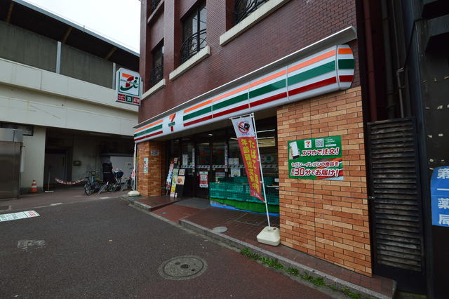 コンビニ　セブンイレブン稲毛駅西口店（コンビニ）まで588m