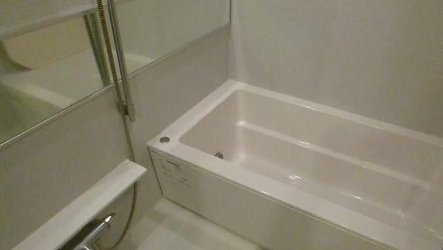 バス・シャワールーム　ゆったりとしたバスルーム。