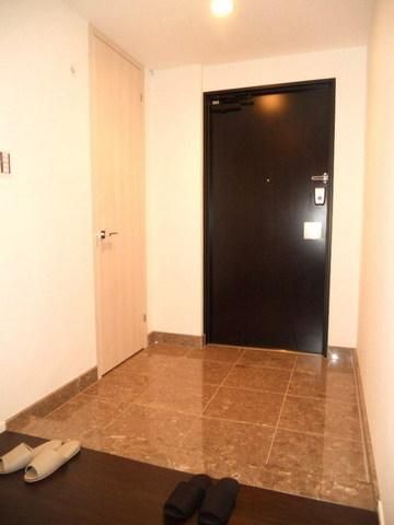 玄関　ゆとりのある玄関スペースにシューズインクローク。