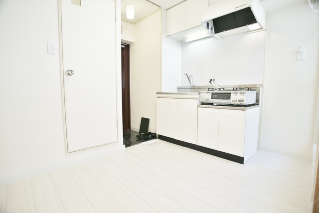 居室・リビング　明るいダイニングキッチンです