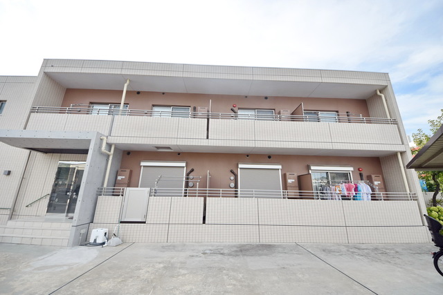 建物外観　～青い空、白い雲～