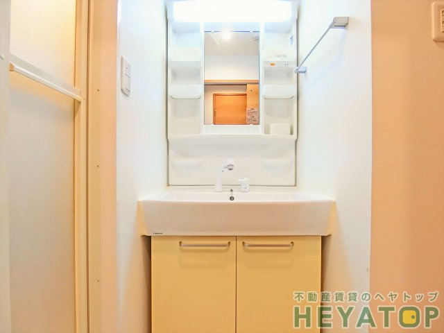 洗面設備　便利なシャワー付き洗面化粧台