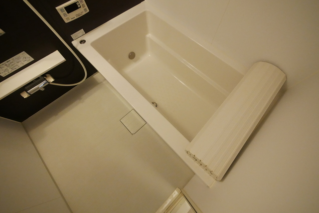 バス・シャワールーム　★奥行きのある浴槽です★