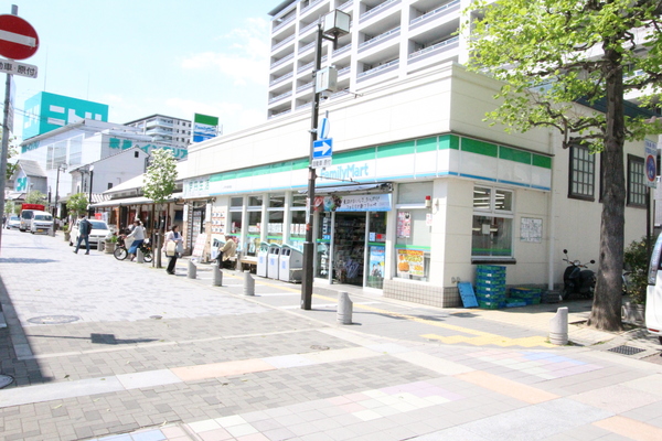 コンビニ　ファミリーマートＪＲ伊丹駅前通店（コンビニ）まで177m