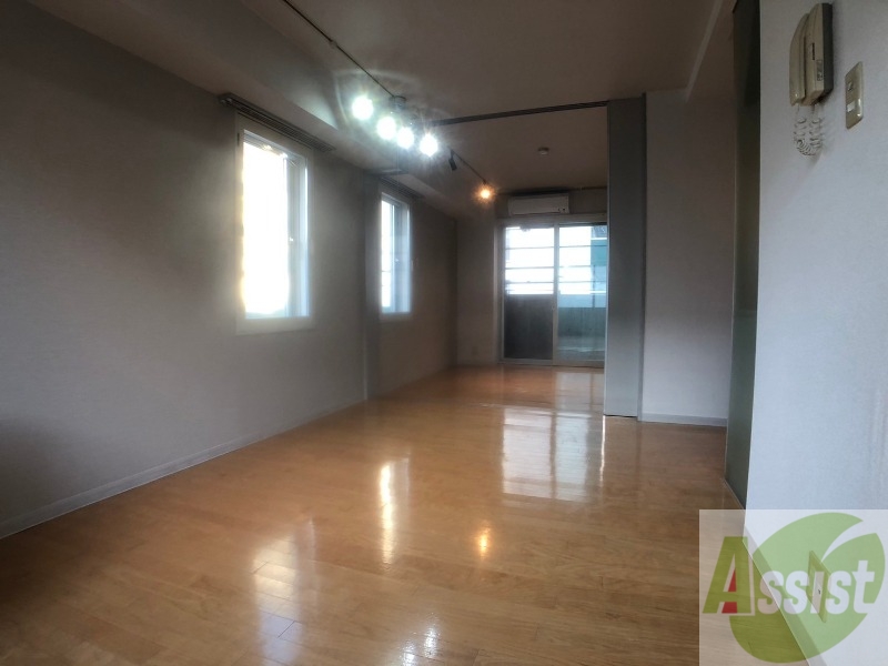 居室・リビング　木目のフローリングは落ち着きのある印象のお部屋になりますね。