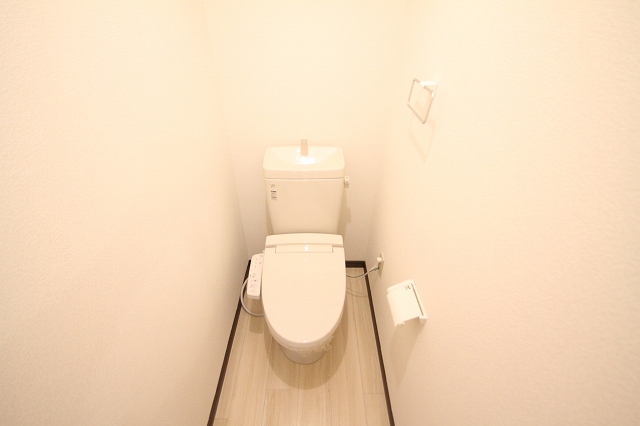 トイレ　落ち着いた色調のトイレです