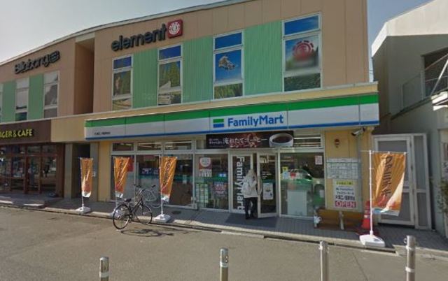 コンビニ　ファミリーマート片瀬江ノ島駅前店（コンビニ）まで584m