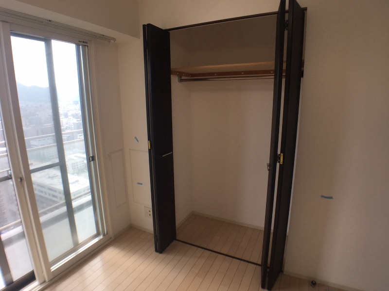 収納　こちらの収納にはハンガーをかけて服もしまえますね。