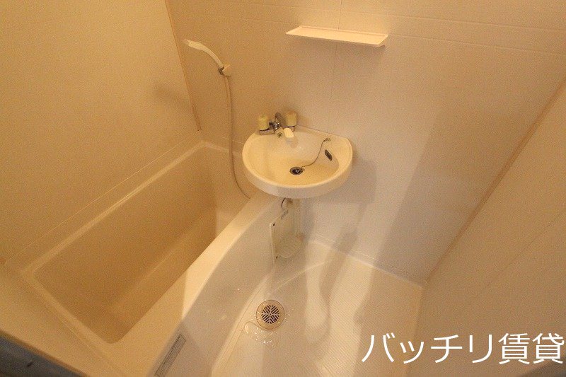 洗面設備　別号室タイプの為、現状を優先致します。