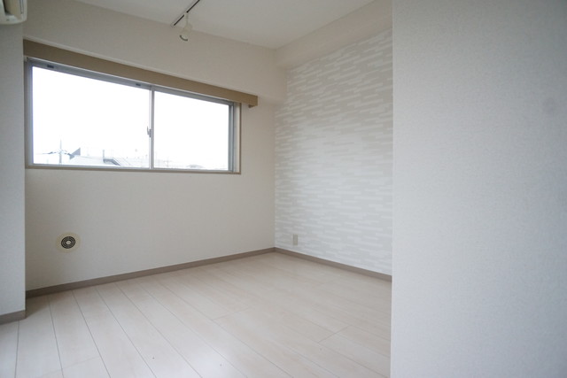 その他部屋・スペース　南東向きで明るいお部屋！暖かな日差しが入ります♪