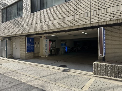 ドラックストア　かるがも薬局（ドラッグストア）まで207m