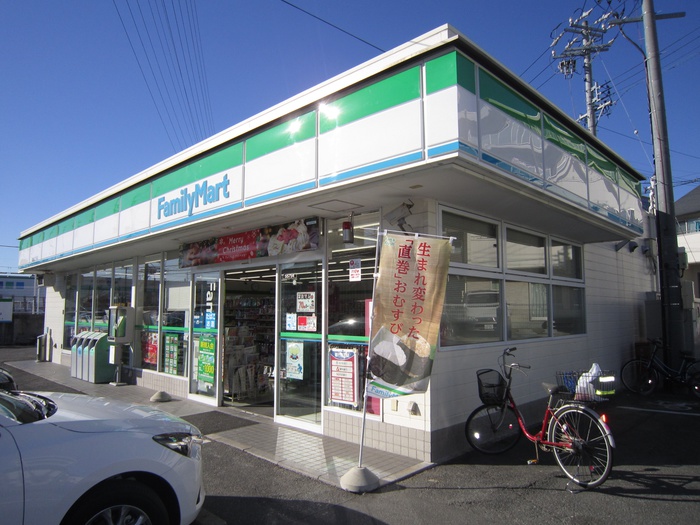コンビニ　ファミリーマート（コンビニ）まで562m