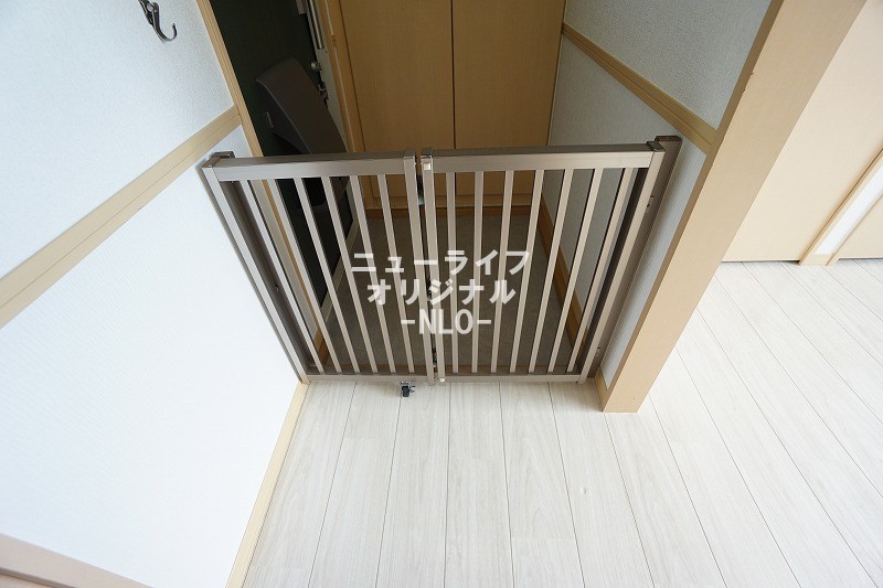 その他設備　飛び出し防止のためのペットゲート付きです