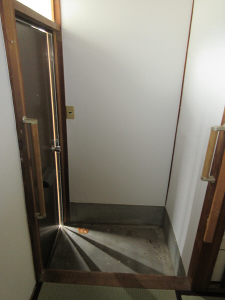 鈴蘭台南町アパートメントの玄関写真