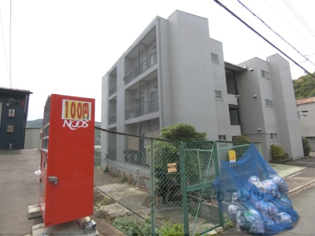 京都市山科区上花山坂尻のマンションの建物外観