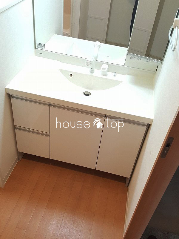 洗面設備　シャンプードレッサー！脱衣スペースも広いですよ♪