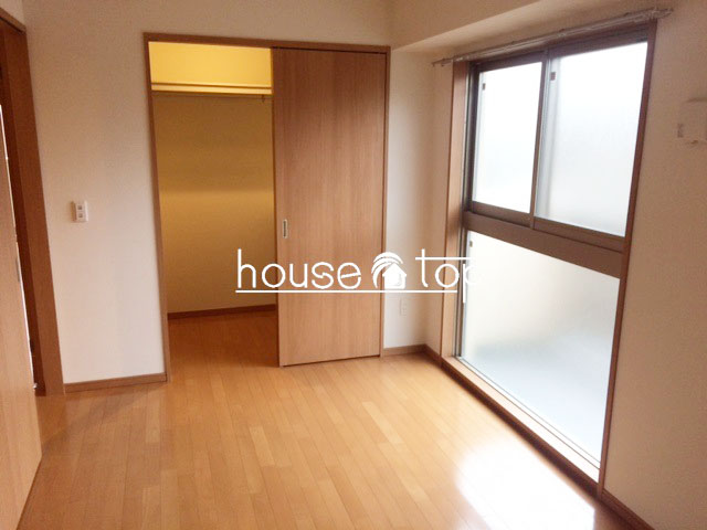 その他部屋・スペース　洋室とリビングにそれぞれ収納があり大変便利♪