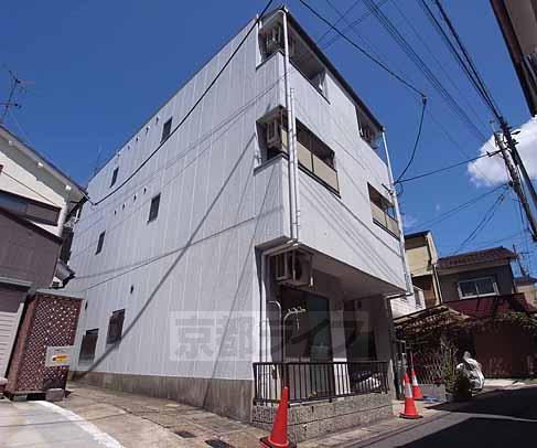 京都市山科区四ノ宮泉水町のマンションの建物外観