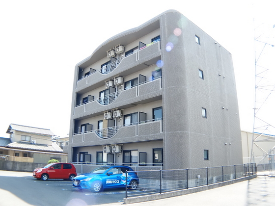 岡山市北区東花尻のマンションの建物外観