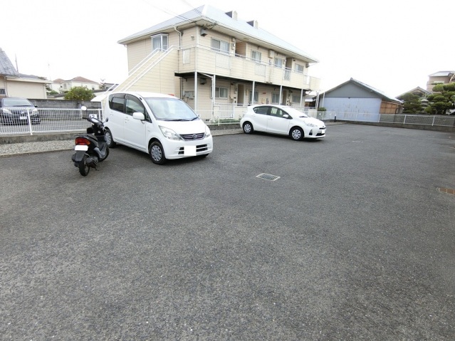 レオ日根野の駐車場