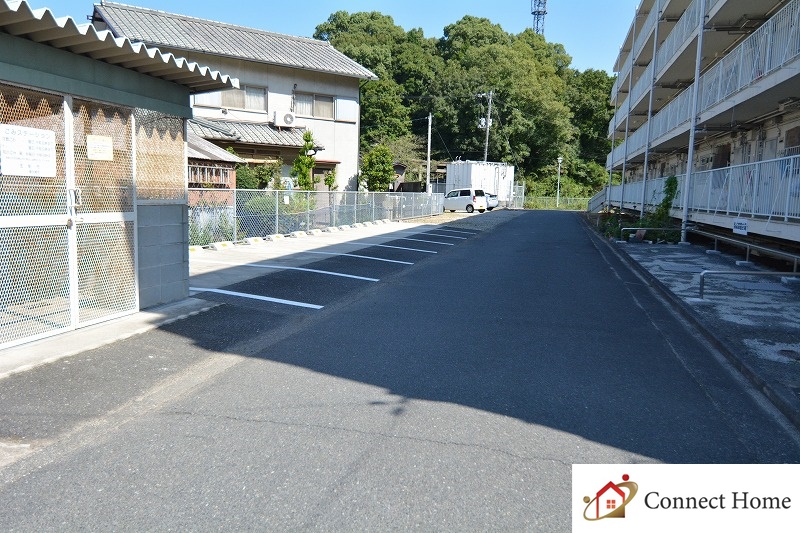 【玉野市八浜町大崎のマンションの駐車場】