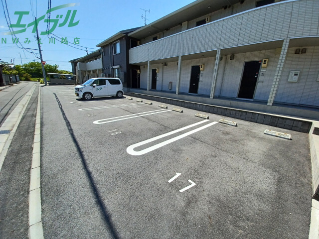 【四日市市東富田町のアパートの駐車場】