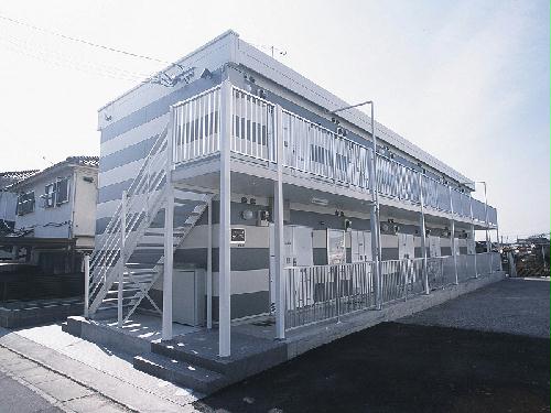 【レオパレスルミエールの建物外観】