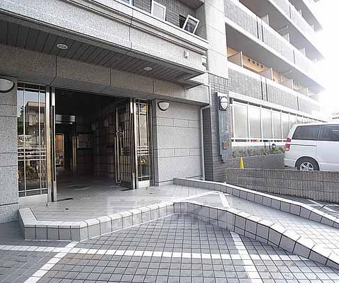 【京都市中京区西ノ京小倉町のマンションのエントランス】