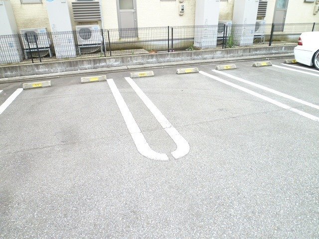 【高岡市中曽根のアパートの駐車場】