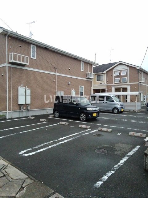 【豊川市小田渕町のアパートの駐車場】