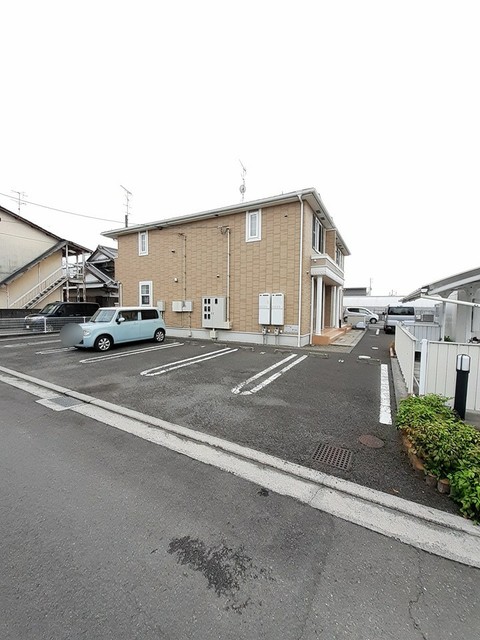 【西条市朔日市のアパートの駐車場】