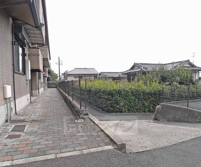 【京都市伏見区深草石峰寺山町のアパートのエントランス】