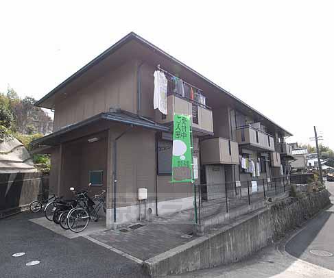 京都市伏見区深草石峰寺山町のアパートの建物外観