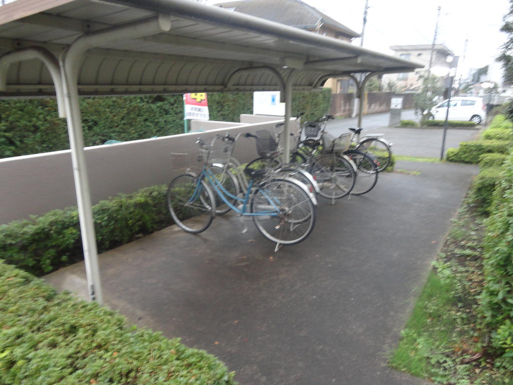 その他設備　屋根付き駐輪場（バイク可）