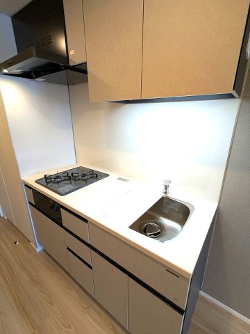 キッチン　ガス2口システムキッチン、瀟洒でお手入れ楽なガラストップコン