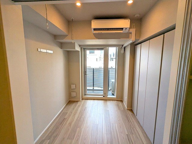バルコニー　インターネット無料、洋室にエアコン・ダウンライト・クローゼッ