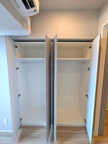 収納　洋室の壁一面のクローゼットは隣部屋との防音効果もあります