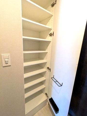 玄関　傘フック付の収納豊富なトールタイプのシューズBOXです、人感