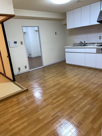 居室・リビング　部屋の中心にあるリビングで家族団らん。会話が弾む間取りです。