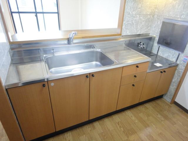 キッチン　人気の対面キッチンでお料理しながらリビングの様子が見れます☆